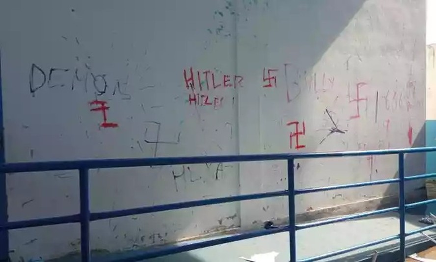 Em paredes da escola é possível ver referências ao nazismo e a Hittler