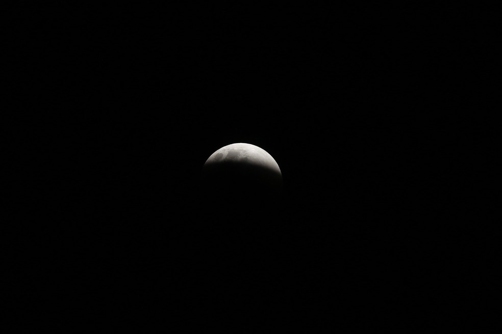 A Lua desaparece parcialmente durante o eclipse lunar parcial, que vai acontecer no sábado (28); veja horário — Foto: Fernando Donasci/Agência O Globo