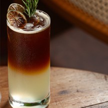 O Gruta do fado tem tem tem tailbifásico: suco delimão comxarope deaçúcare nespresso finezzo -foto: divulgação/vitor Faria