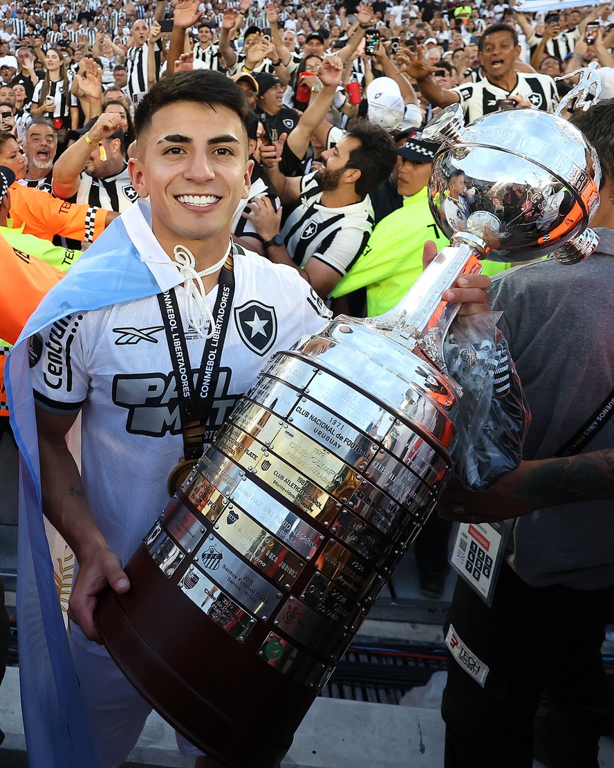 Thiago Almada conquistou a Libertadores e o Brasileirão de 2024 pelo Botafogo