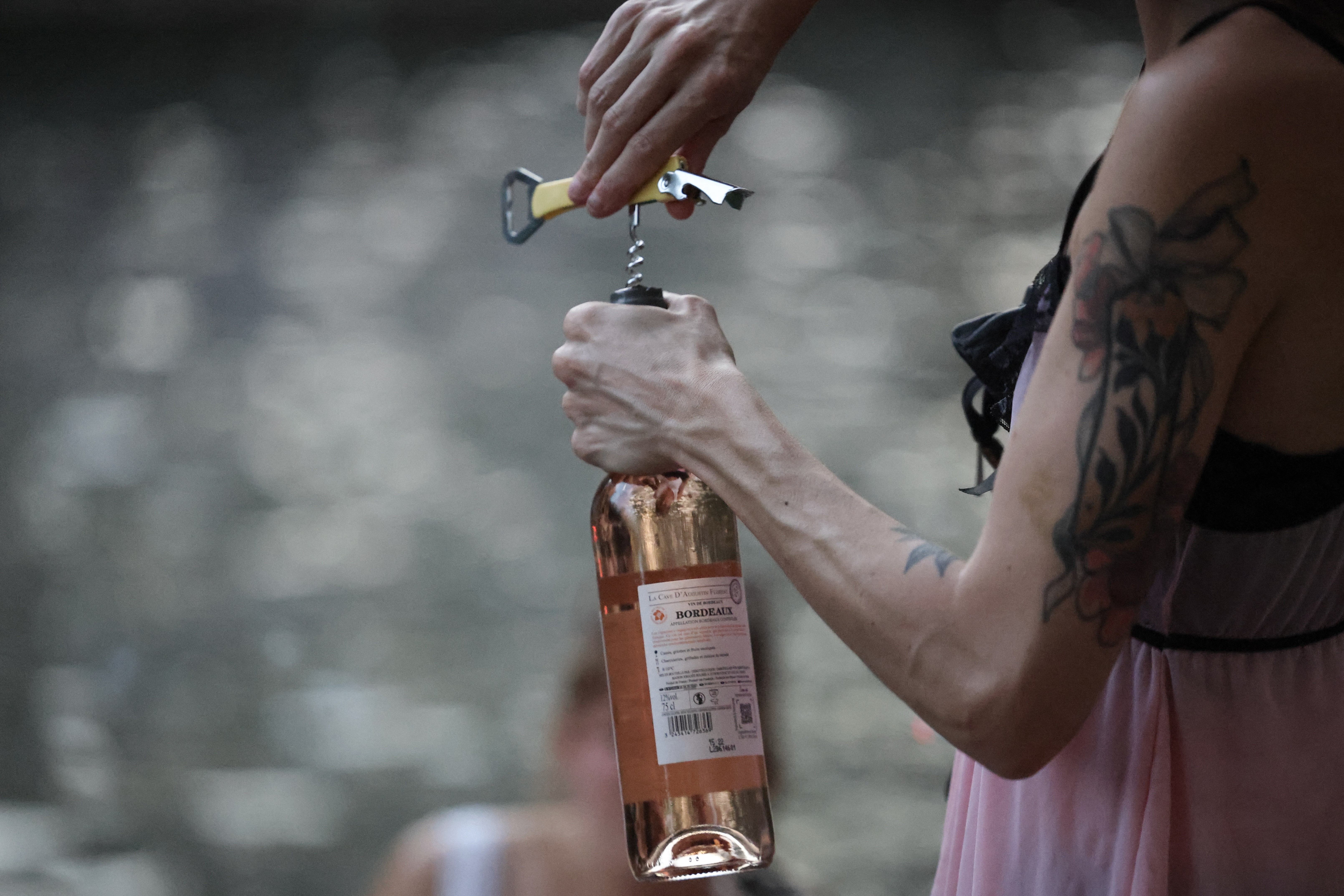 Em meio à onda de calor, Paris proíbe consumo de álcool em locais públicos; cidade tem superlotação em hospitais
