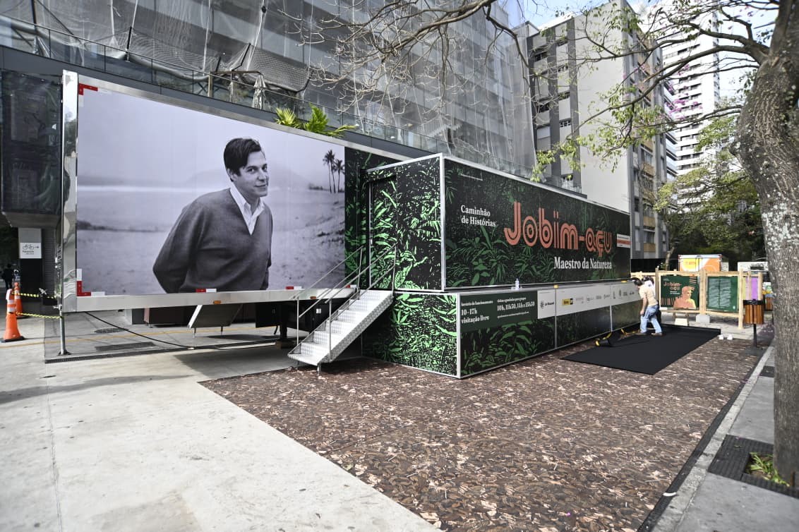 Centenário de Tom Jobim será celebrado com exposição imersiva gratuita no Rio - QTU Questões do Universo