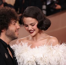 Benny Blanco e Selena Gomez no Gloo de Ouro 2026 — Foto: Michael Tran / AFP