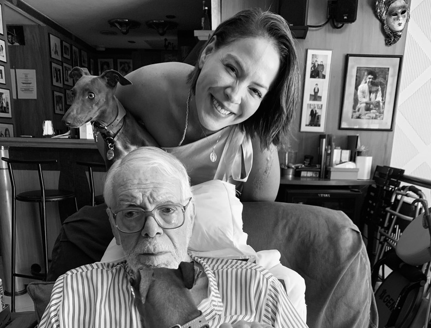 Filha de Manoel Carlos, autor que morreu aos 92 anos, Júlia Almeida ...