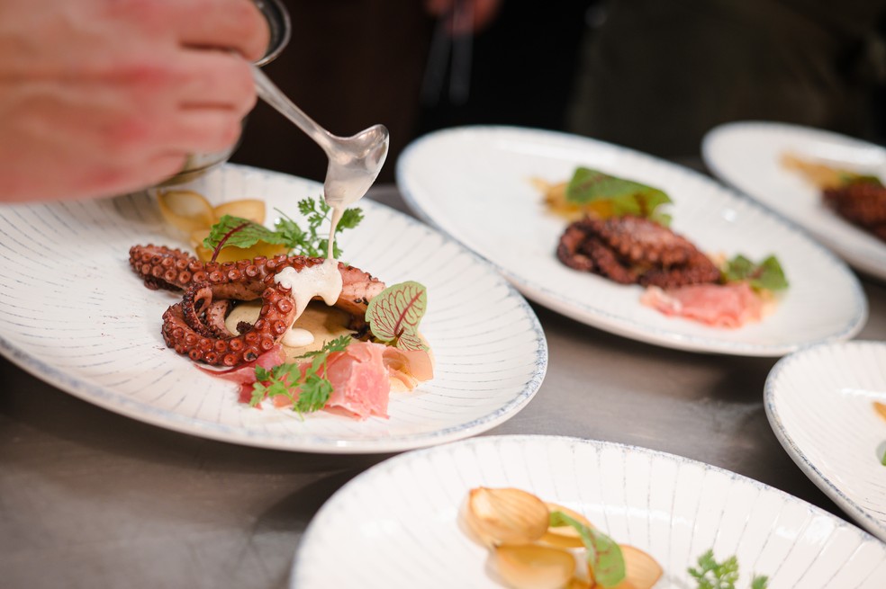 Polvo com purê de batatas, avelã e jamon Serrano — Foto: Camila Florencio