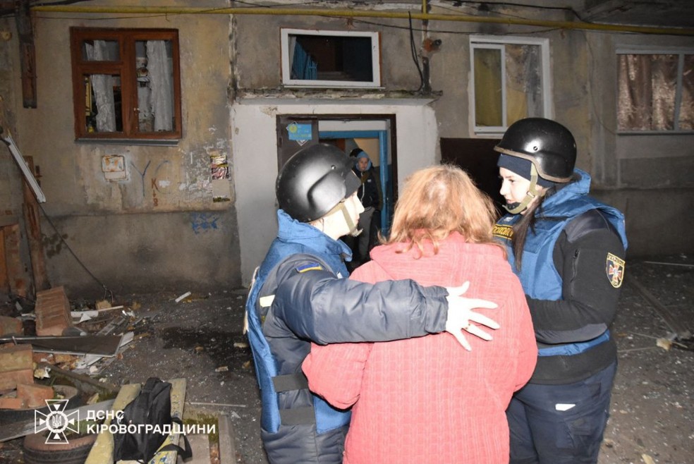 Equipes de resgate trabalhando em um local de ataque em Kropyvnytskyi, região de Kirovograd, em meio à invasão russa na Ucrânia — Foto: AFP / Serviço de Emergência do Estado da Ucrânia