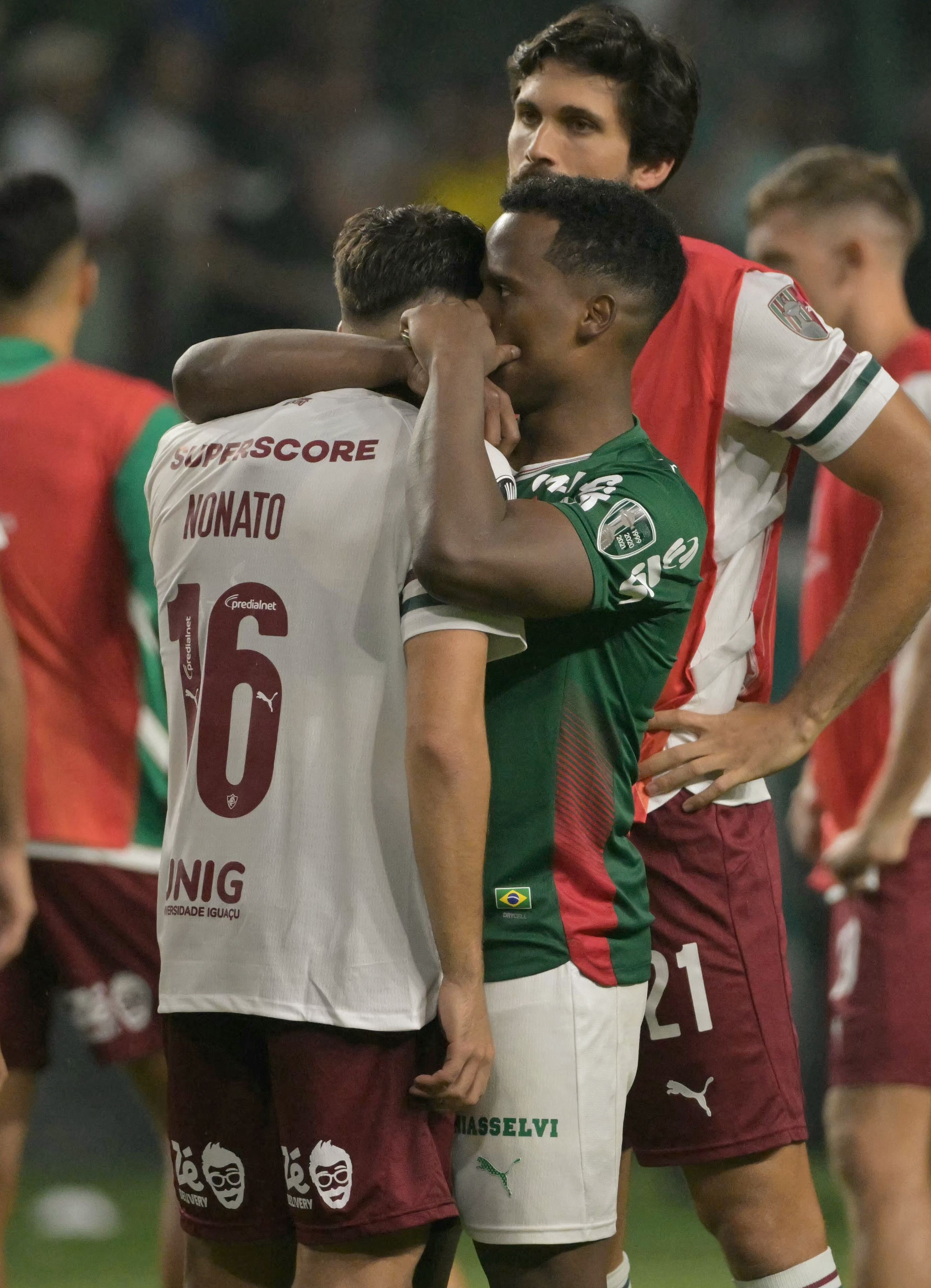 Nonato, do Fluminense, é consolado por Arias após perder penâlti decisivo na semifinal da Libertadores