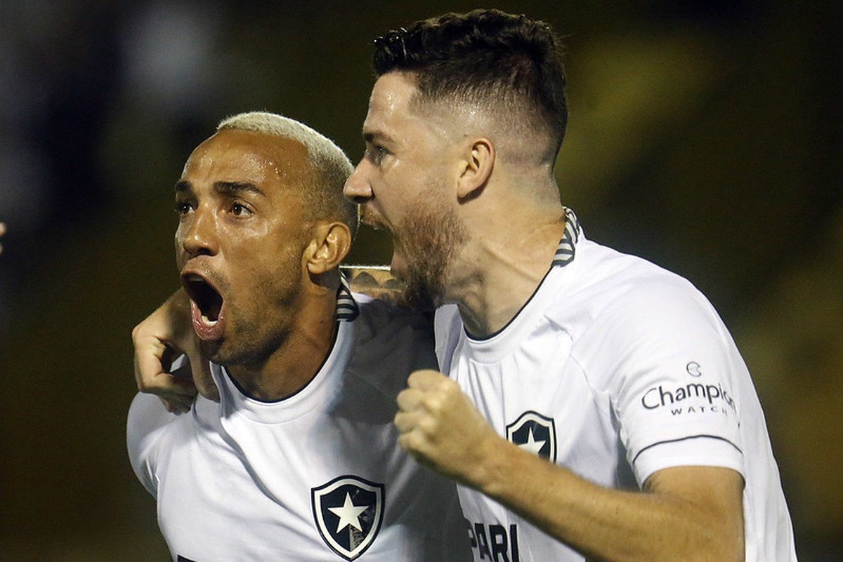 Já com titulares, Botafogo reage no Carioca e vence a primeira