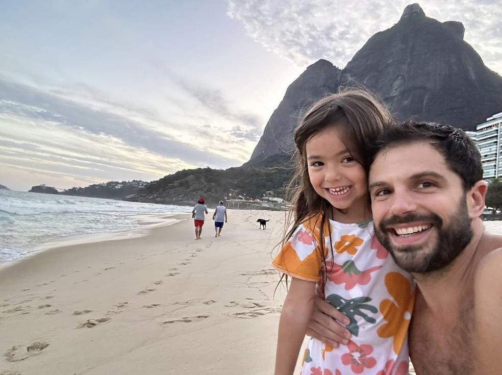 Duda Nagle e Zoe na praia de São Conrado — Foto: Reprodução Instagram