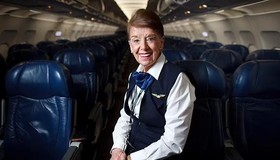 Bette Nash, comissária de bordo mais antiga do mundo, morre aos 88 anos nos EUA, após quase 70 anos de voos