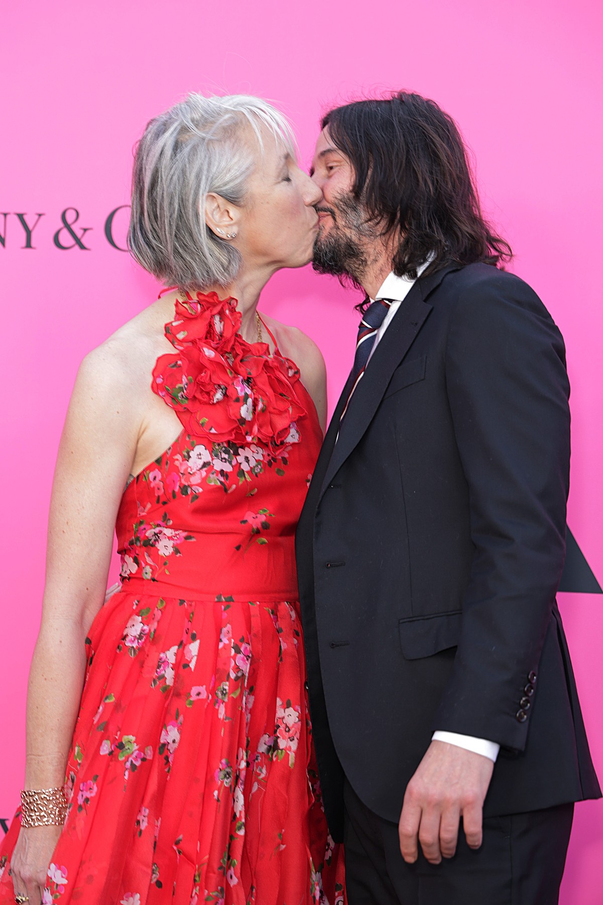 O Amor Está No Ar Keanu Reeves E Alexandra Grant Trocam Beijos Em Evento De Gala