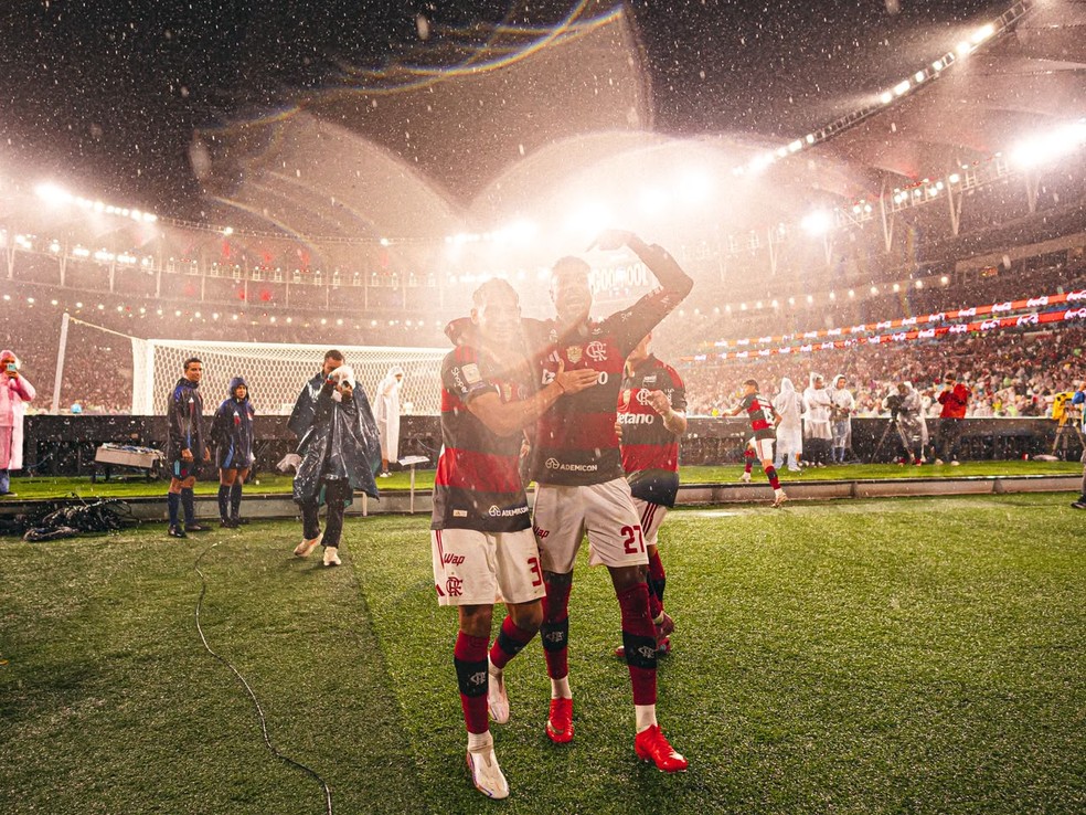 Bruno Henrique e Freitas comemoram gol em Flamengo x Corinthians � Foto: Adriano Fontes/Flamengo