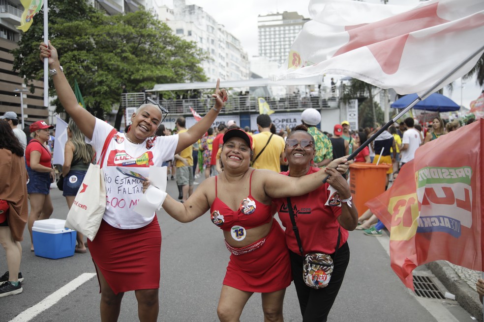 Ato na Praia de Copacabana reúne apoiadores de Lula neste domingo — Foto: Alexandre Cassiano