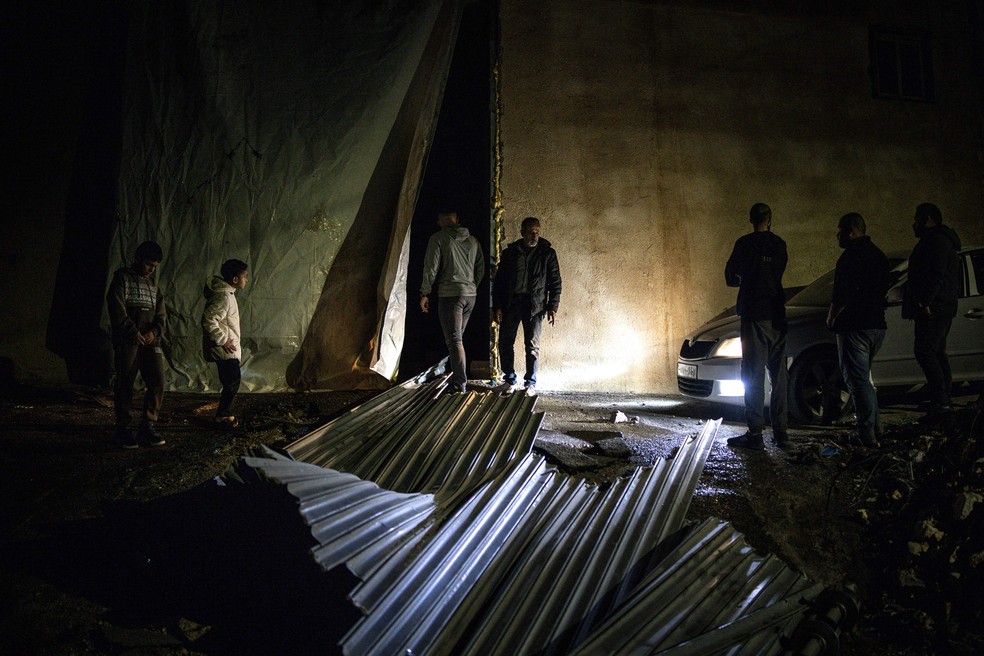 Palestinos inspecionam local onde homens foram mortos por soldados israelenses; caso é denunciado como 'execução sumária' — Foto: John Wessels/AFP