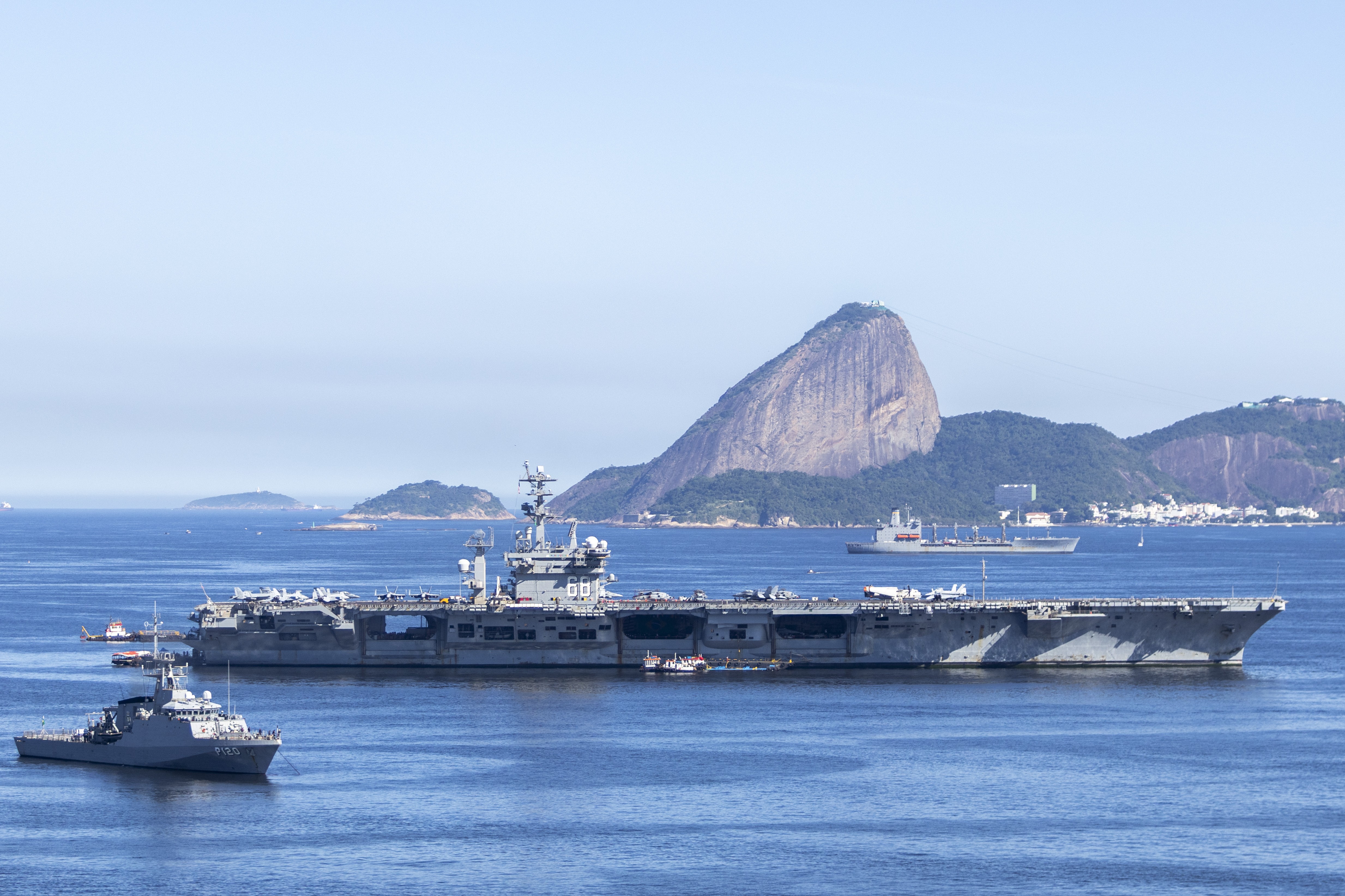 Um gigante 'cinquentão' em águas cariocas: viagem de aposentadoria de porta-aviões Nimitz, dos EUA, chega ao Rio; veja imagens