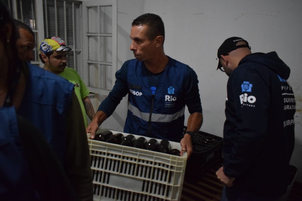 Mais de 200 garrafas de cerveja foram apreendidas no Bar Veneta — Foto: Divulgação