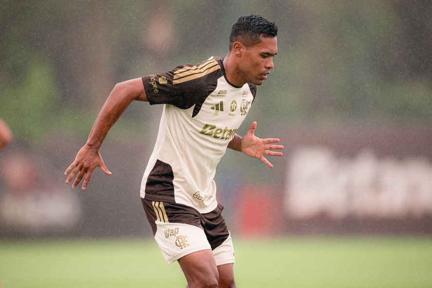 Opção única na lateral esquerda do Flamengo, Alex Sandro precisará ...