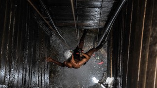  Um mineirador trabalha em uma mina ilegal de cobre, em Canaã dos Carajás. A cidade expandiu muito nos últimos anos graças a mineração. — Foto:  Nelson ALMEIDA / AFP