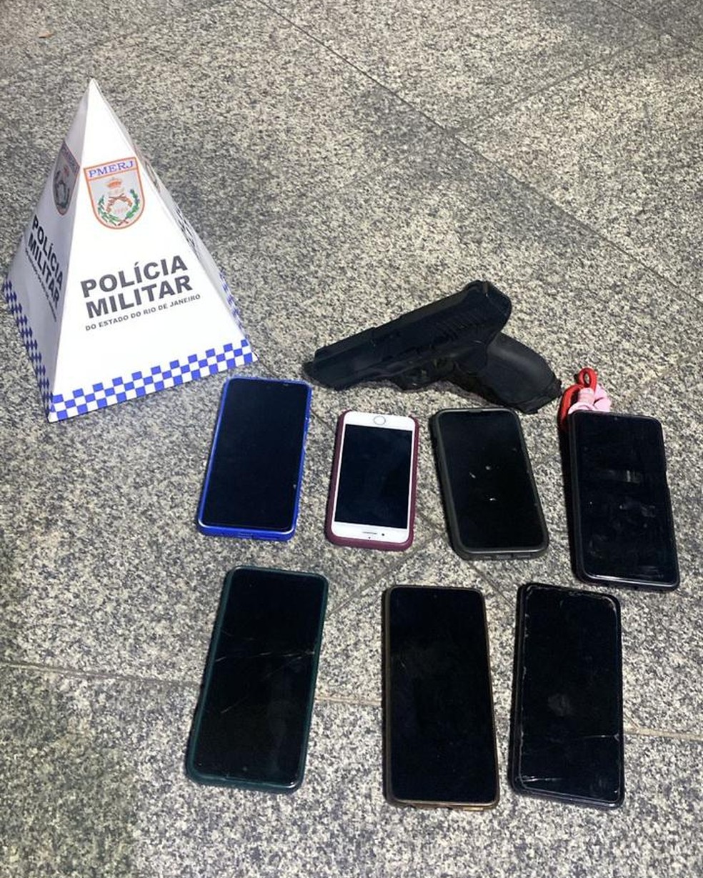 Sete celulares recuperados com suspeito que havia assaltado um ônibus na Rua Vinte e Quatro de Maio, na Zona Norte — Foto: Divulgação / Polícia Militar