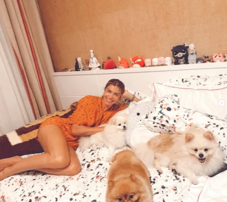 Grazi with her dogs in one of the rooms – Photo: Reproduction