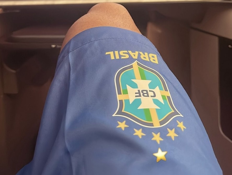 Antes da Copa do Mundo, Neymar coloca sexta estrela no escudo da CBF; veja  foto