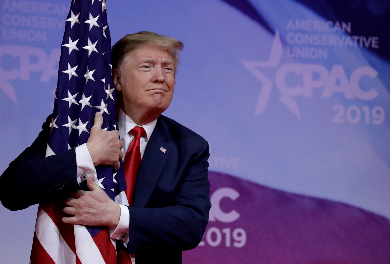 Trump abraça a bandeira americana durante evento conservador Reuters - 02/03/2019