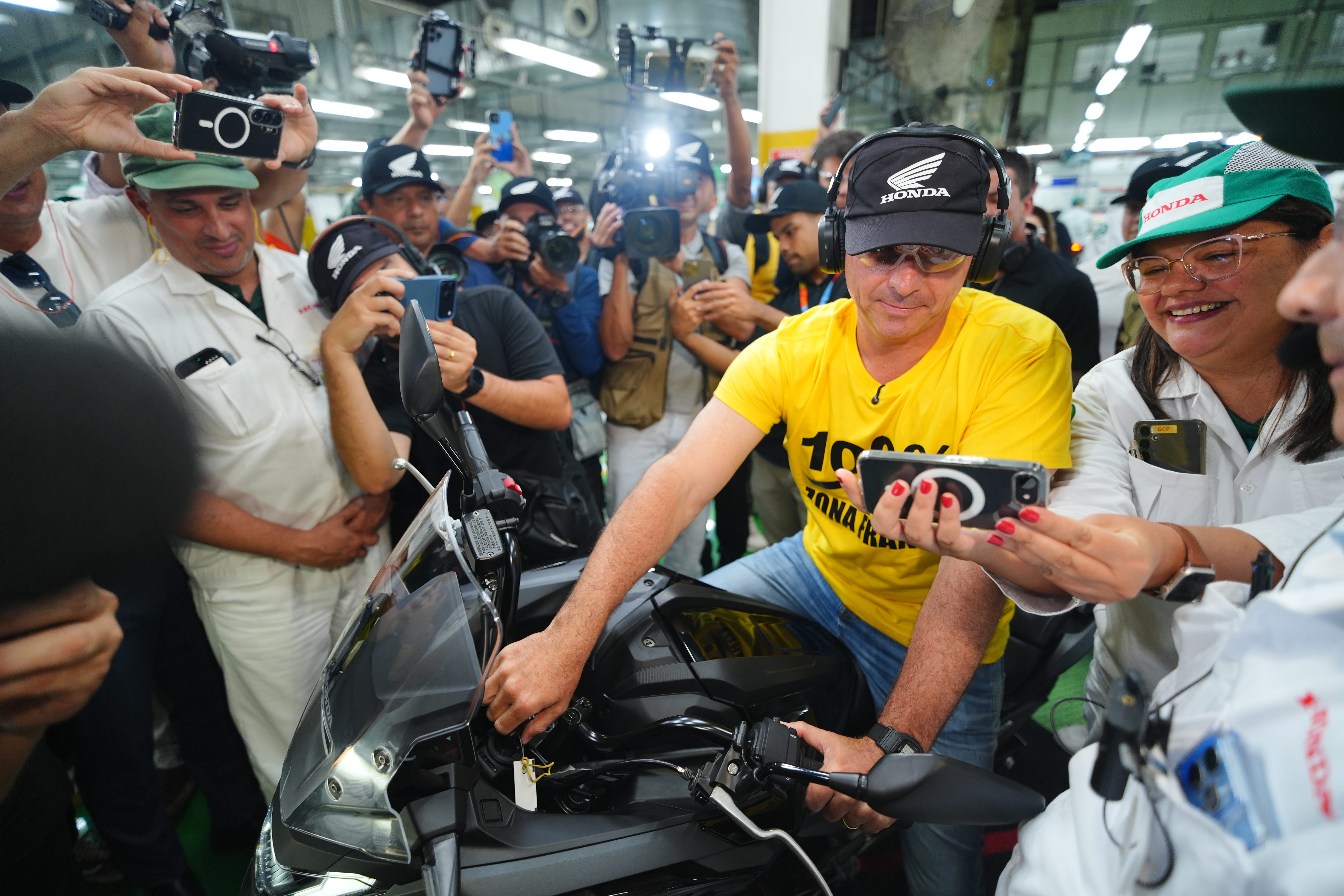 Flávio repete campanha do pai com motociatas e barqueatas, mas visita apenas duas igrejas; veja mapa