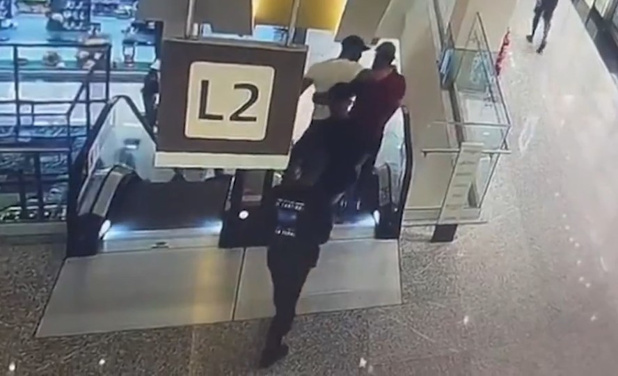 Vítima e um dos suspeitos se abraçaram segundos antes de assassinato em escada rolante de shopping