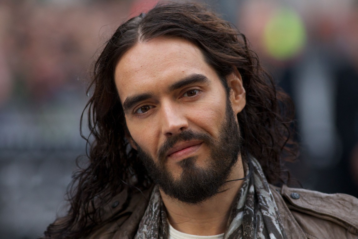Julgamento de Russell Brand, ex de Katy Perry, começa nesta segunda; ator é acusado de estupro