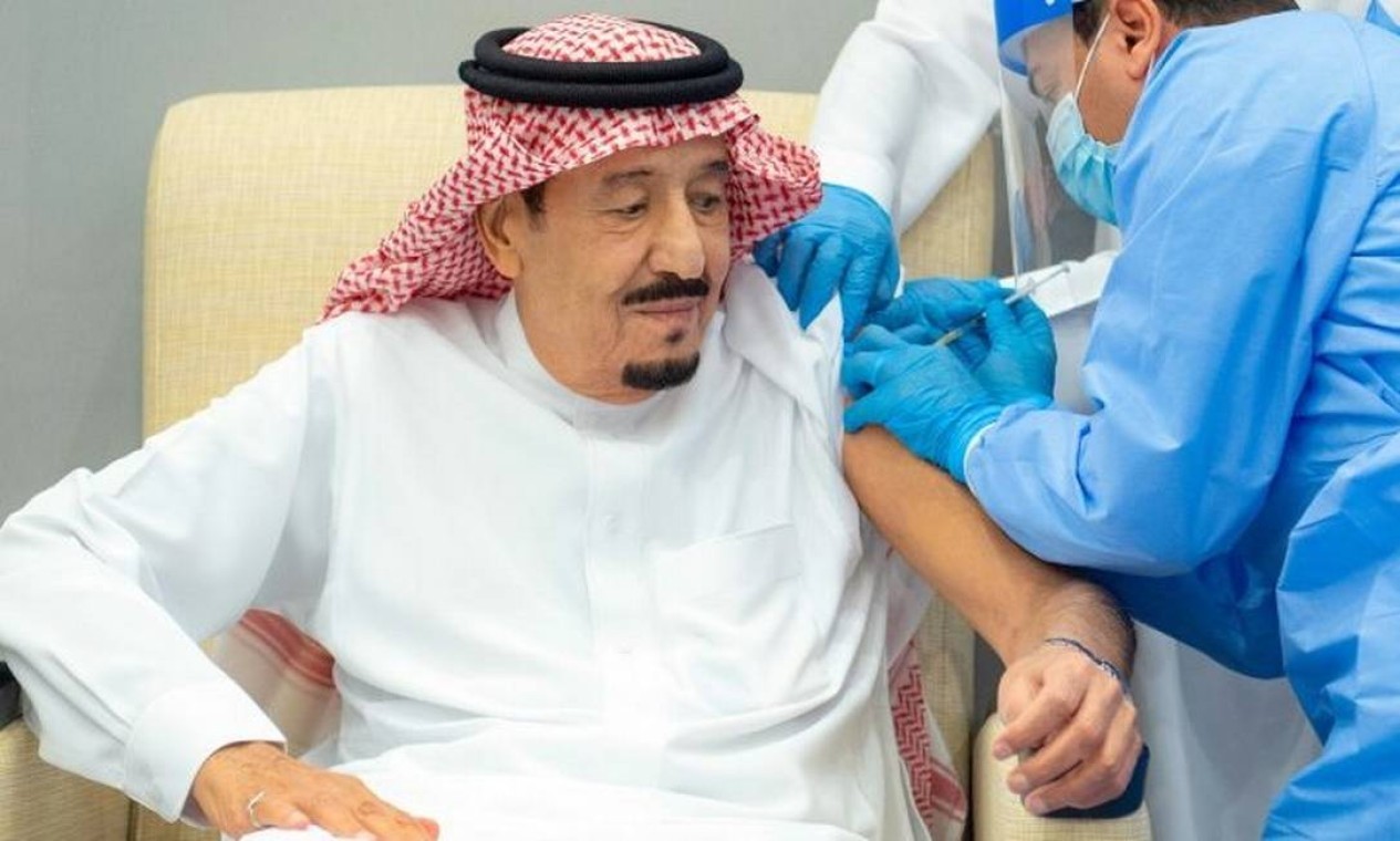 O rei Salmana aparece em foto oficial do Palácio Real Saudita sendo vacinado — Foto: Saudi Royal Palace / AFP