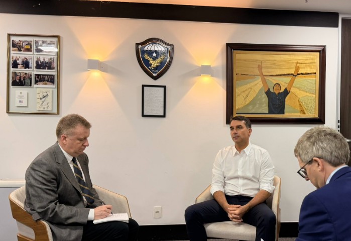 Ao Financial Times, Fl&aacute;vio Bolsonaro diz que Lula trata o Brasil como 'col&ocirc;nia chinesa'