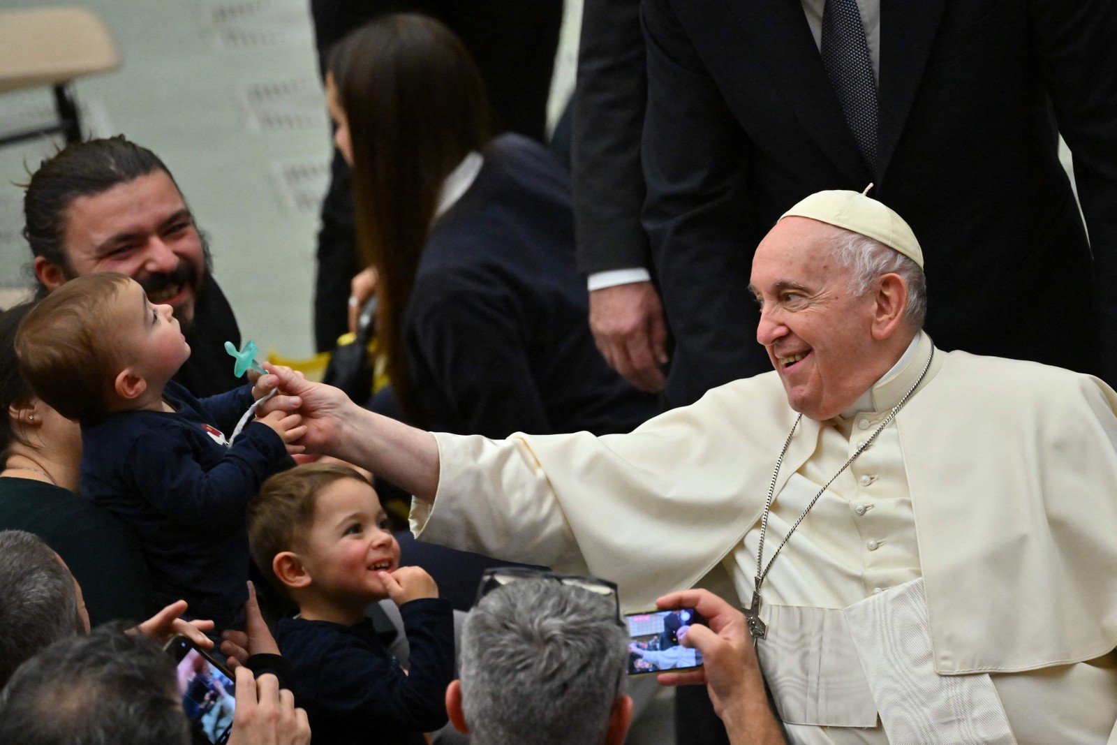 Papa Francisco brinca com a chupeta de um bebê durante a audiência papal desta quarta  — Foto: FILIPPO MONTEFORTE/AFP