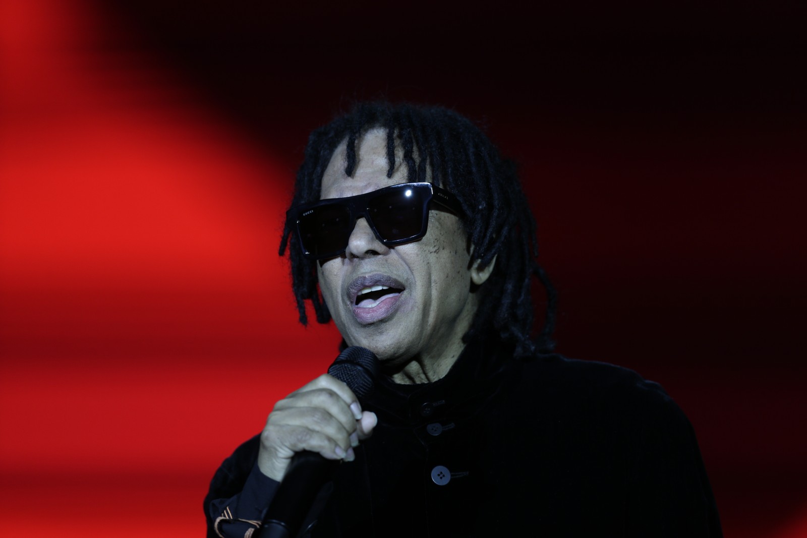 Javan sings on the rock at the World Theater in Rio – Photography: Alexander Cassiano