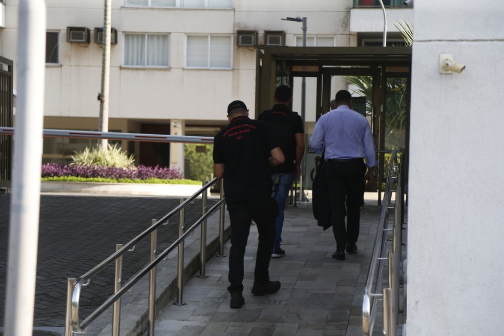 Equipes do MPRJ, da PM, da Seap e da Polícia Civil cumprem mandados de prisão e de busca e apreensão durante a Operação Pretoriana — Foto: Fabiano Rocha/Agência O Globo