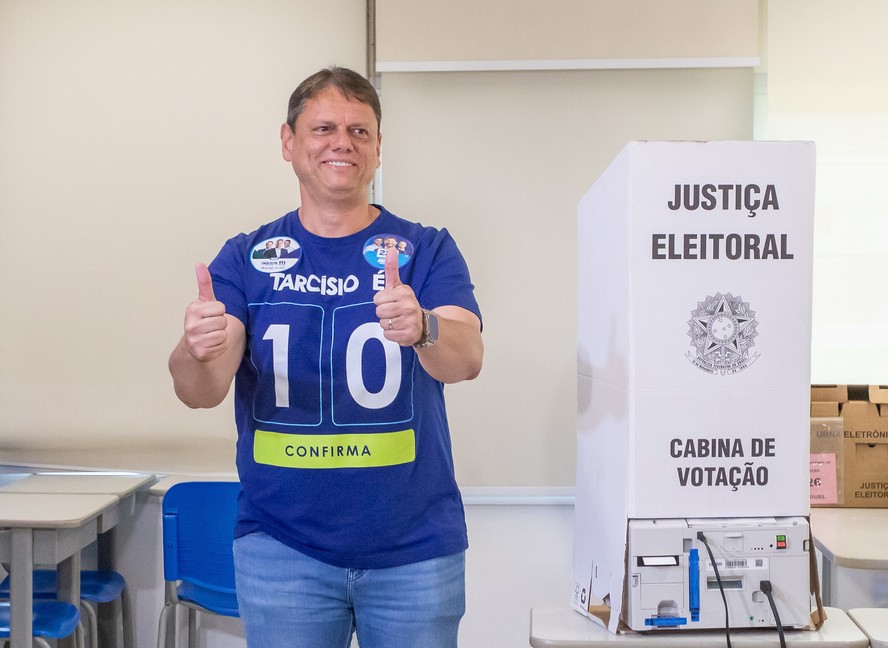 Tarcísio vota em São Paulo neste domingo