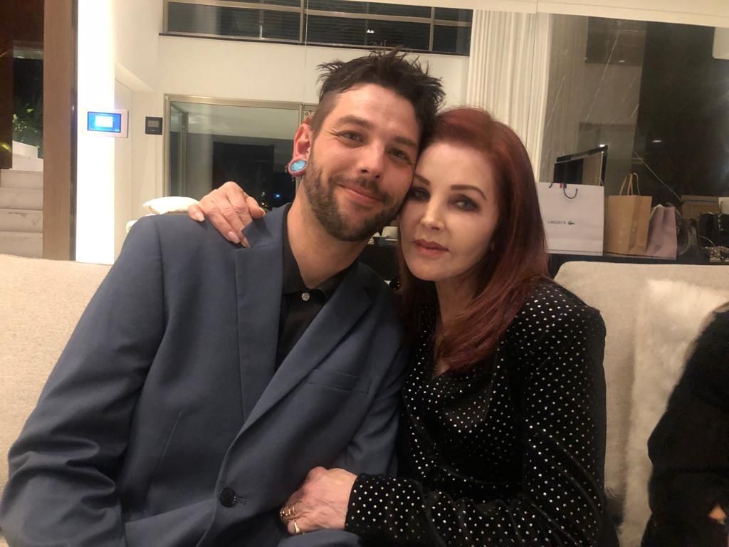 Filho de Priscilla Presley lança vaquinha para vender pizza