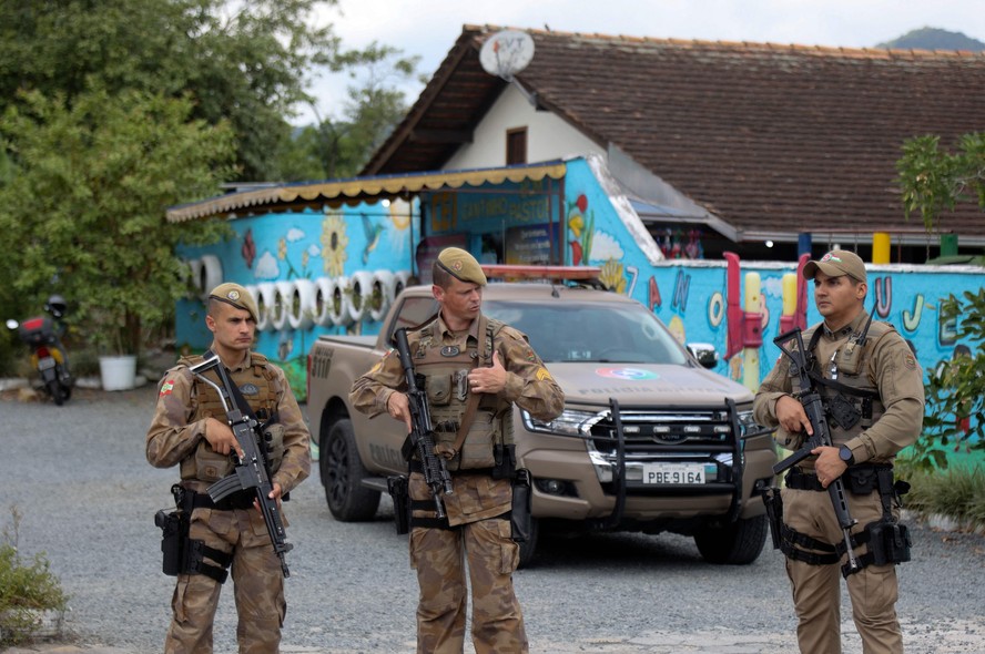 Policiais na porta de creche em Blumenau (SC): após ataque, escolas reforçam vigilância com treinamentos e equipamentos de segurança