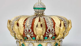 Com 1.354 diamantes e 56 esmeraldas, coroa foi encontrada danificada poucas horas depois