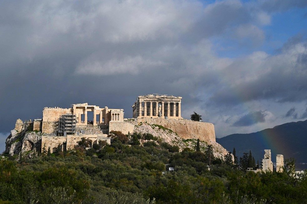 Arco-íris sobre a Acróple, em Atenas, na Grécia  — Foto: AFP
