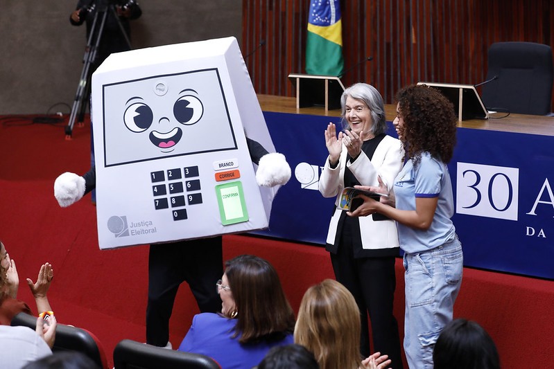 TSE apresenta Pilili, mascote sem gênero das eleições de 2026