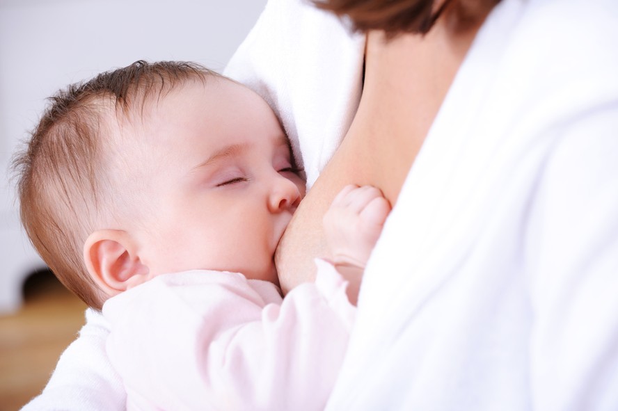 Leite materno é essencial para o desenvolvimento cerebral do bebê, mostra estudo