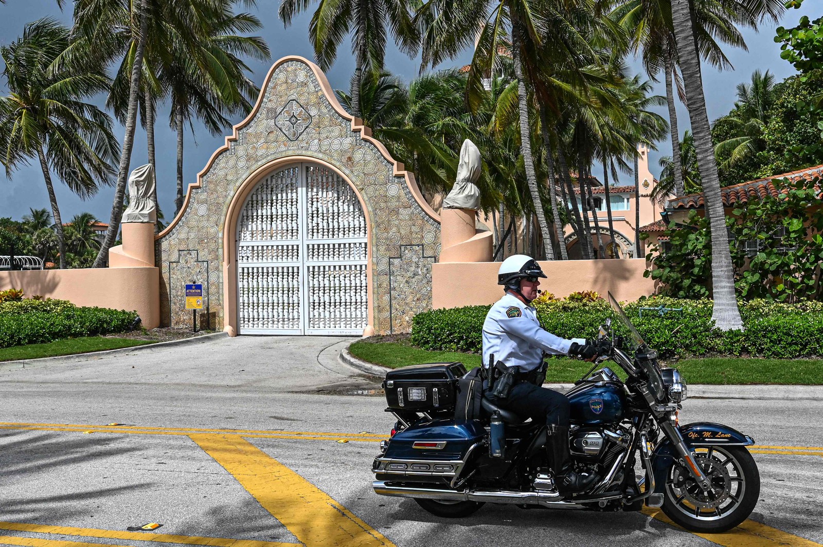 Policiais locais são vistos em frente à casa do ex-presidente Donald Trump em Mar-a-Lago, Flórida — Foto: Giorgio Viera / AFP