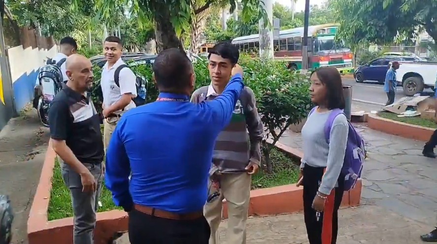 Fiscalização de corte de cabelo na entrada das escolas de El Salvador
