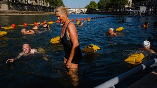 Paris reautorizou a natação no Sena em julho, como legado dos Jogos Olímpicos de 2024 — Foto: Dimitar Dilkoff/AFP