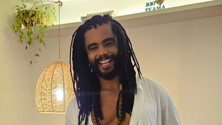 Diogo Almeida é formado em Psicologia e ainda trabalha na área, com crianças do espectro autista. O ator concilia a vida artística com o consultório. Além disso, ele também concluiu a faculdade na Casa das Artes de Laranjeiras (CAL). — Foto: Reprodução/Instagram  