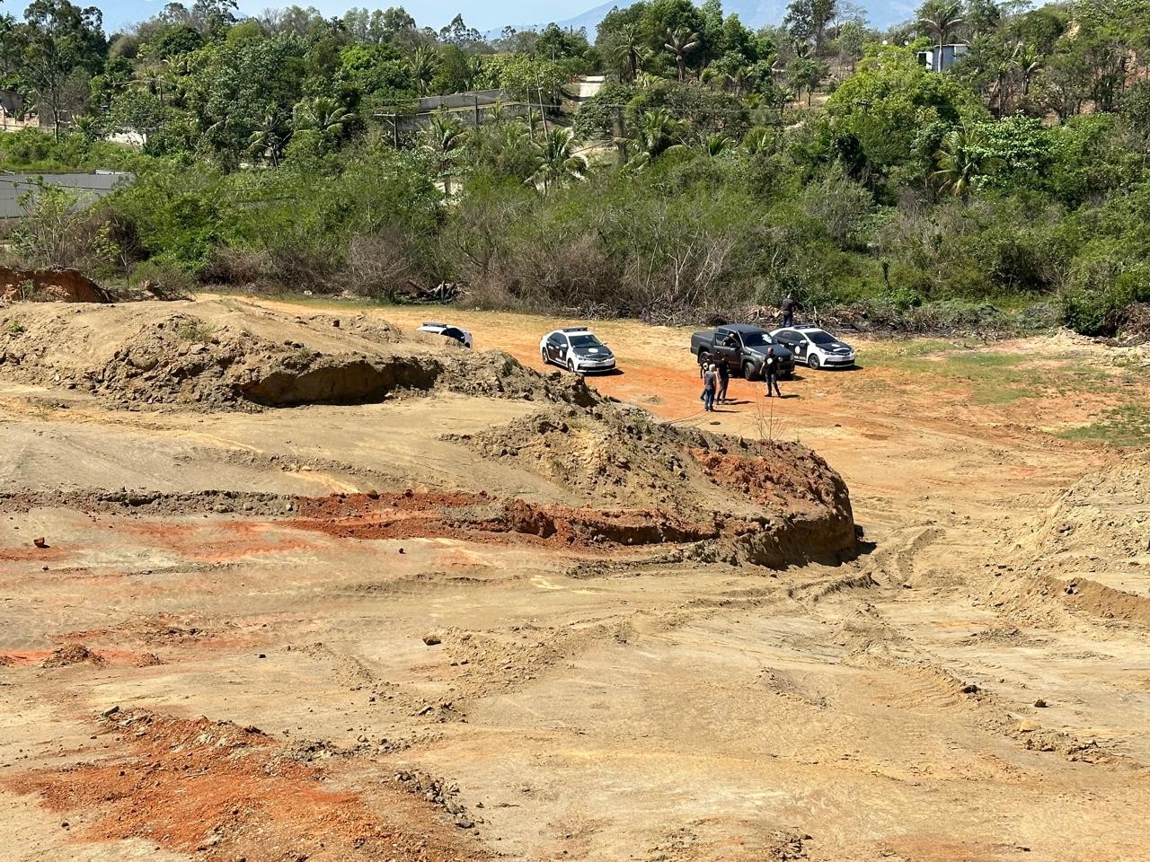 Polícia e TRE deflagram operação após suspeita de compra de votos em área de extração ilegal de saibro, em Seropédica