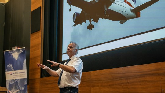 'Está tudo bem com o avião': companhia aérea oferece curso para superar o medo de voar