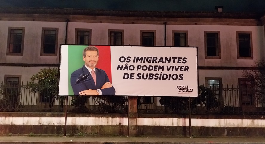 Outdoor do candidato anti-imigração André Ventura em uma rua do Porto