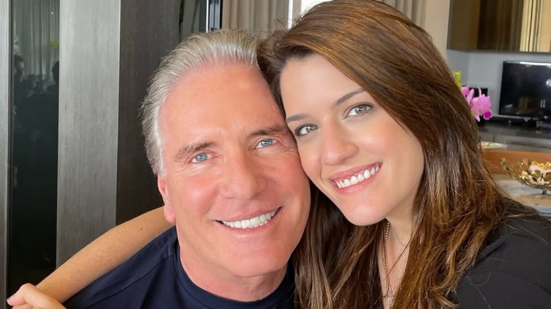 Filha de Roberto Justus chama atenção pela beleza e semelhança com o pai em foto rara