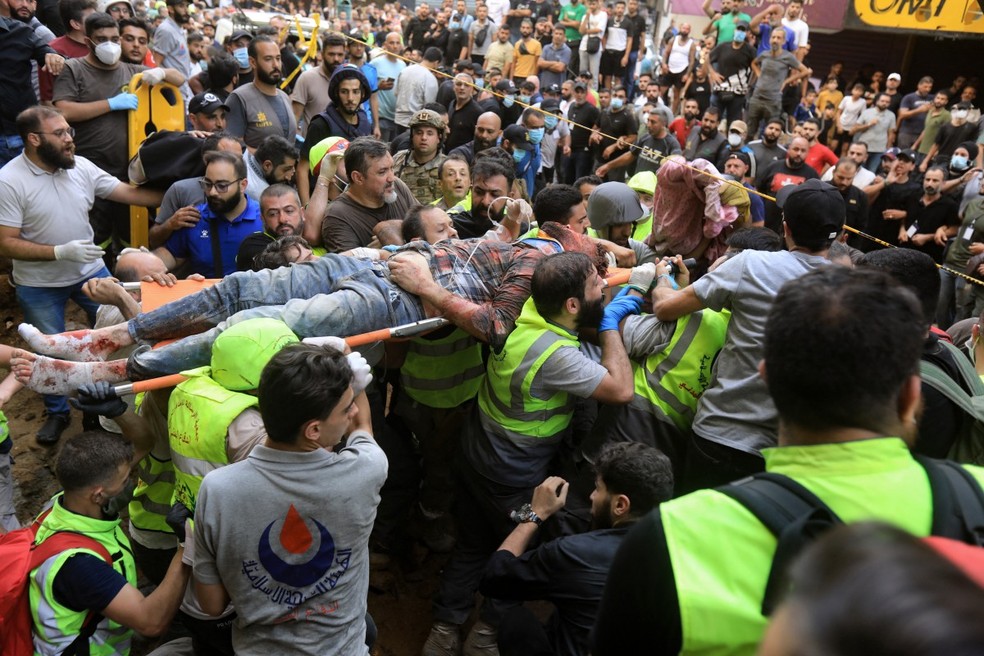 Homem é ferido após bombardeio israelense em Beirute, Líbano — Foto: AFP